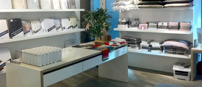 Boxspring Bett ohne Skirting und Bettwäsche